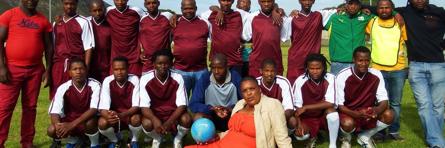 Die sokkerspan, Young Killers saam met bestuurslede, met Linda Ndevu (DA Raadslid) voor